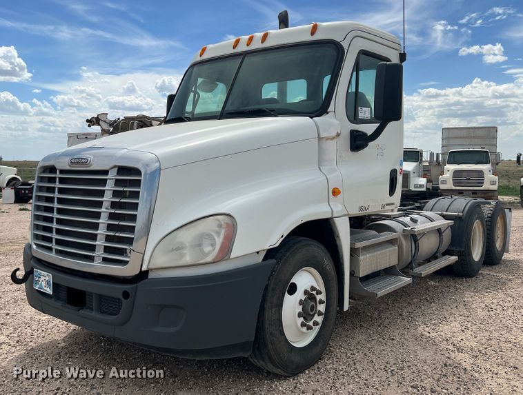 image for item DS8325 2010 Freightliner Cascadia  semi truck