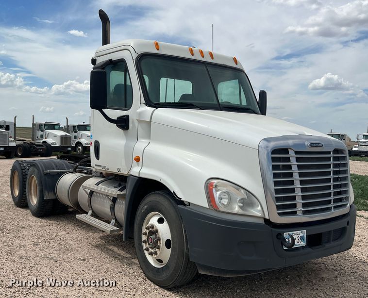 image for item DS8325 2010 Freightliner Cascadia  semi truck