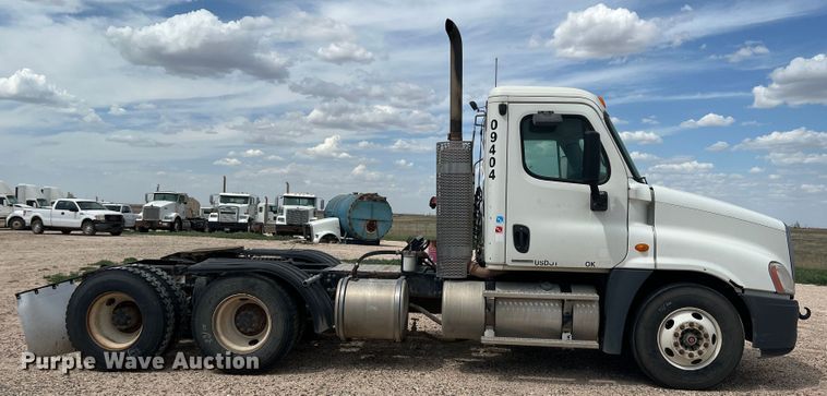 image for item DS8325 2010 Freightliner Cascadia  semi truck