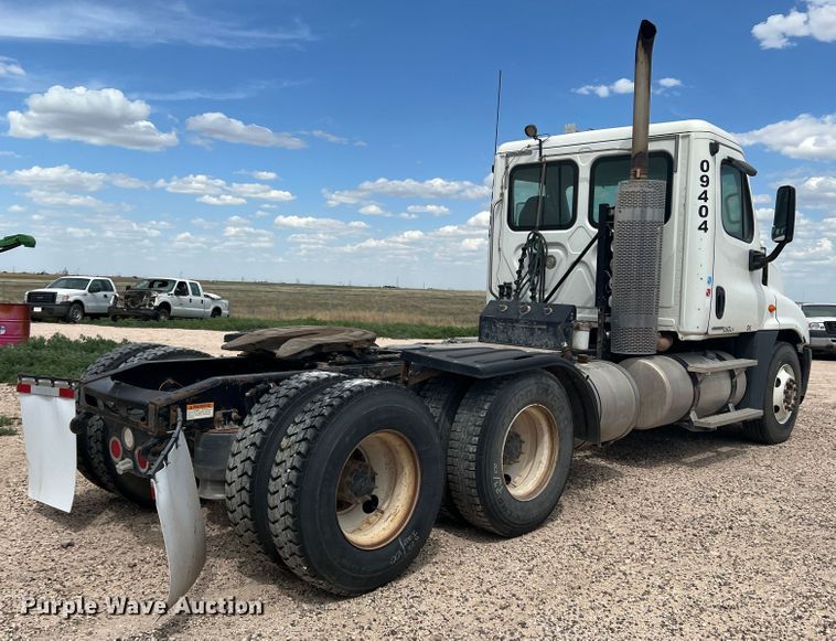 image for item DS8325 2010 Freightliner Cascadia  semi truck