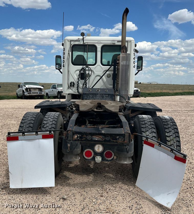 image for item DS8325 2010 Freightliner Cascadia  semi truck