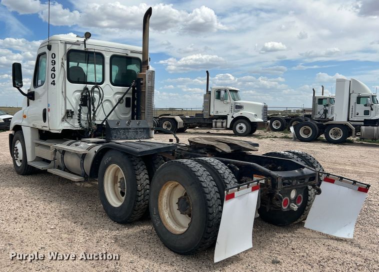 image for item DS8325 2010 Freightliner Cascadia  semi truck