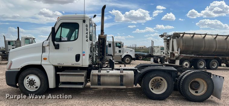 image for item DS8325 2010 Freightliner Cascadia  semi truck