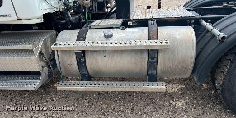 image for item DS8325 2010 Freightliner Cascadia  semi truck