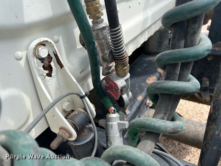 image for item DS8325 2010 Freightliner Cascadia  semi truck