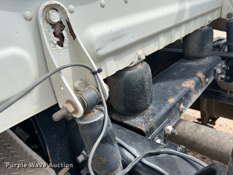 image for item DS8325 2010 Freightliner Cascadia  semi truck