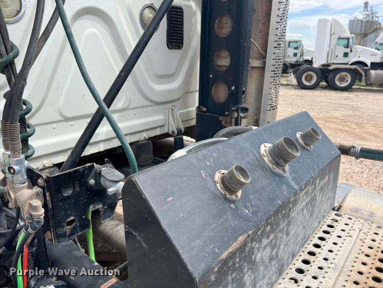 image for item DS8325 2010 Freightliner Cascadia  semi truck