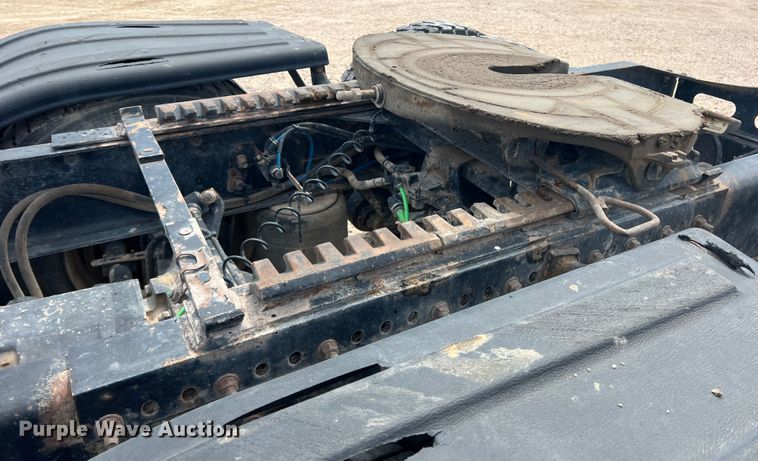 image for item DS8325 2010 Freightliner Cascadia  semi truck