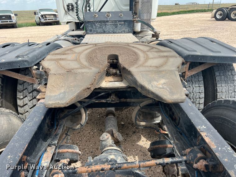 image for item DS8325 2010 Freightliner Cascadia  semi truck