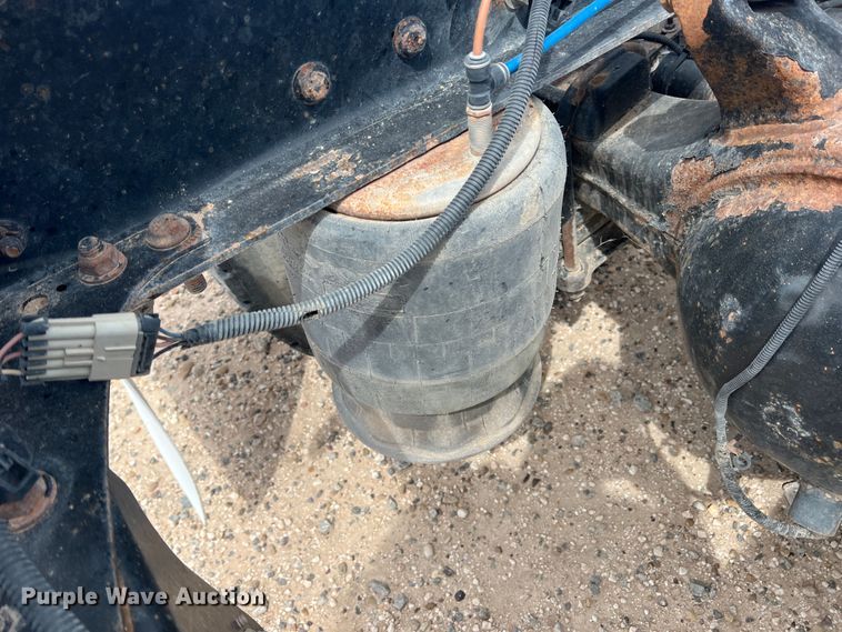 image for item DS8325 2010 Freightliner Cascadia  semi truck