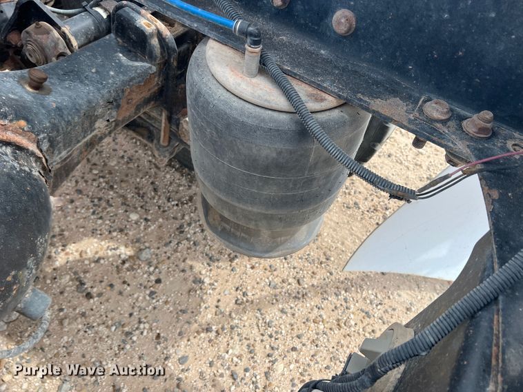 image for item DS8325 2010 Freightliner Cascadia  semi truck