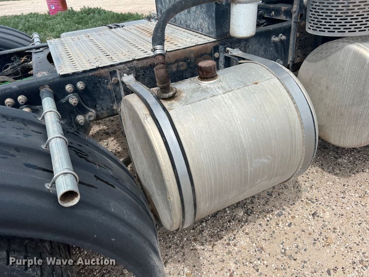 image for item DS8325 2010 Freightliner Cascadia  semi truck