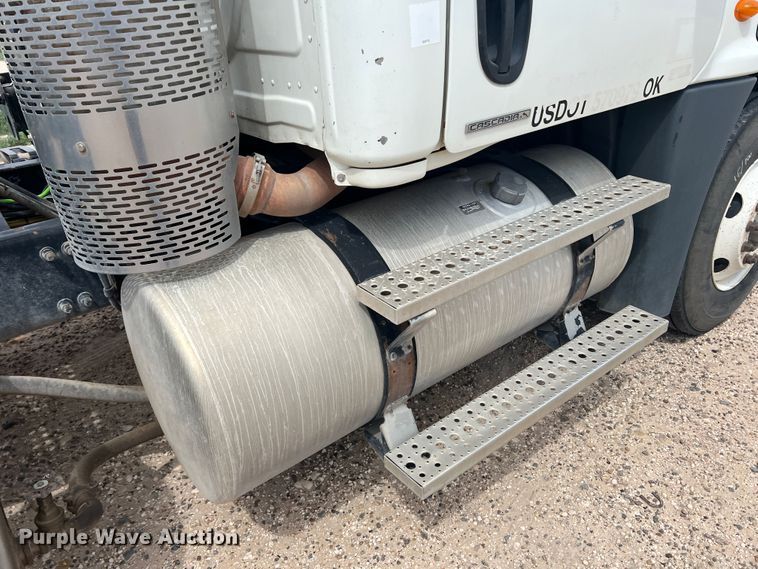 image for item DS8325 2010 Freightliner Cascadia  semi truck