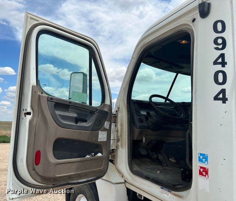 image for item DS8325 2010 Freightliner Cascadia  semi truck