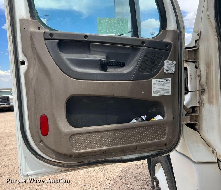 image for item DS8325 2010 Freightliner Cascadia  semi truck