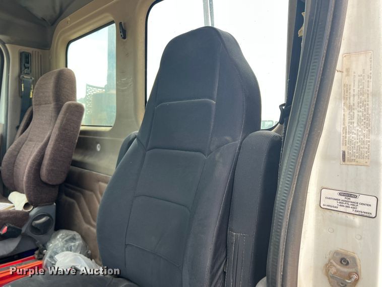 image for item DS8325 2010 Freightliner Cascadia  semi truck