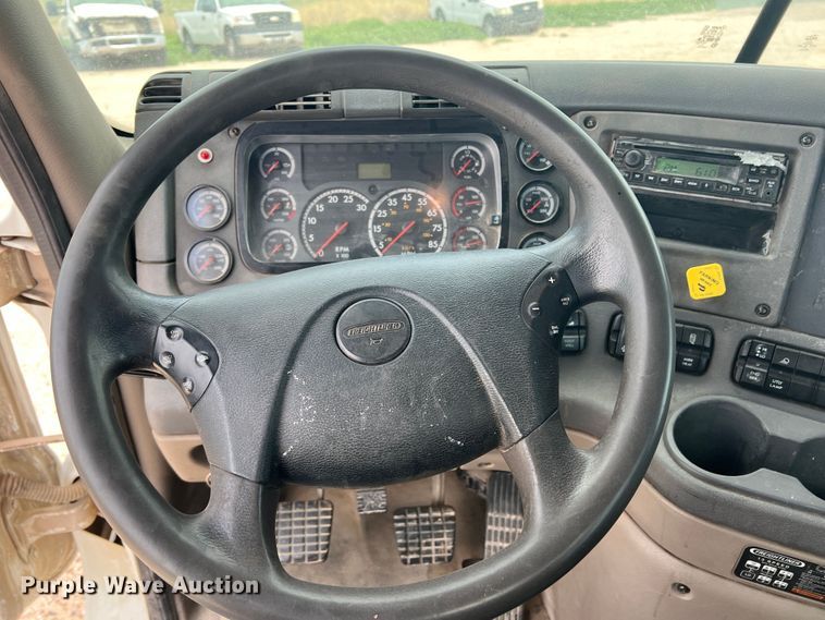 image for item DS8325 2010 Freightliner Cascadia  semi truck