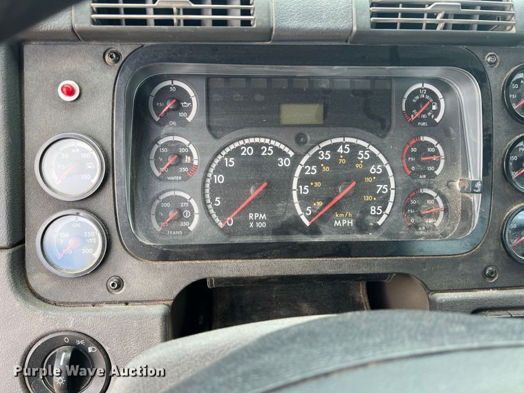 image for item DS8325 2010 Freightliner Cascadia  semi truck