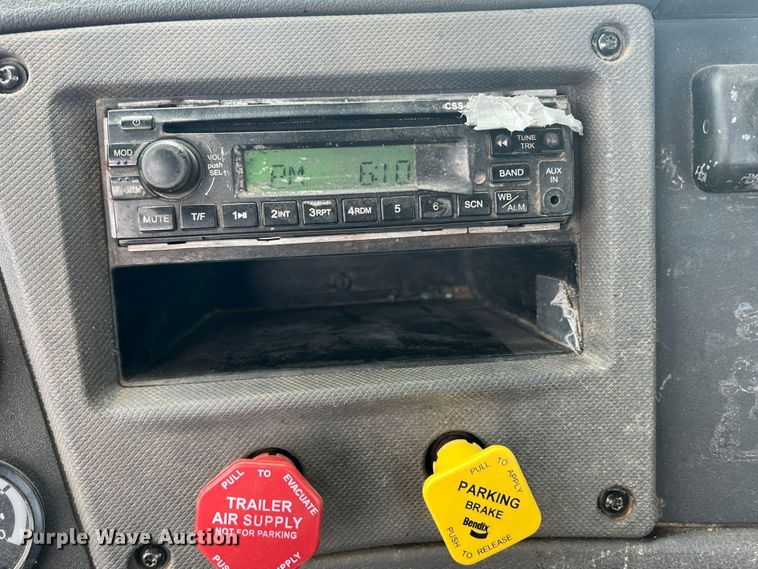 image for item DS8325 2010 Freightliner Cascadia  semi truck