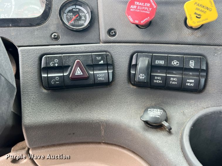 image for item DS8325 2010 Freightliner Cascadia  semi truck