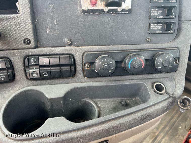 image for item DS8325 2010 Freightliner Cascadia  semi truck