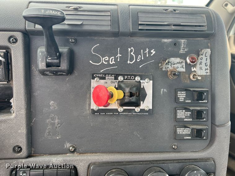 image for item DS8325 2010 Freightliner Cascadia  semi truck