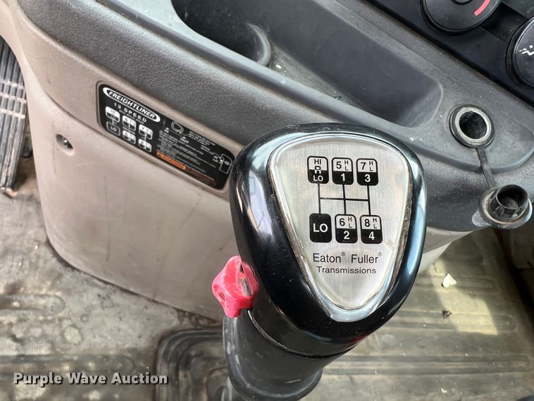 image for item DS8325 2010 Freightliner Cascadia  semi truck