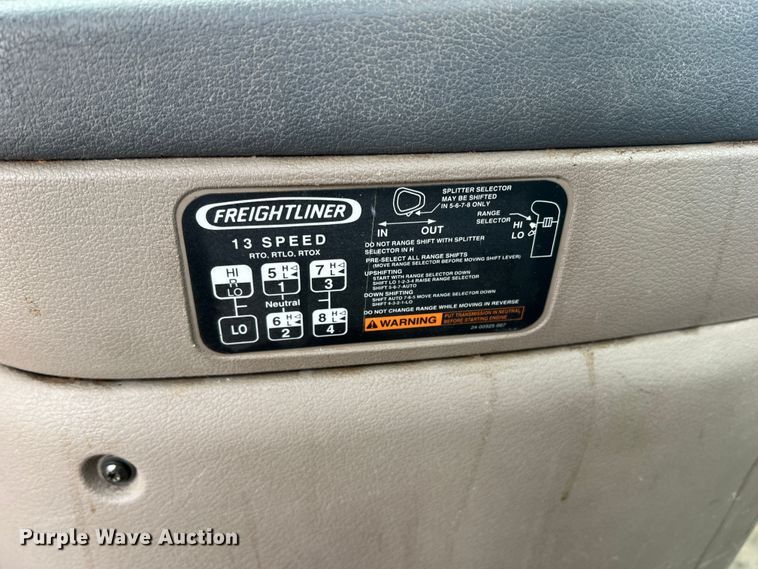 image for item DS8325 2010 Freightliner Cascadia  semi truck