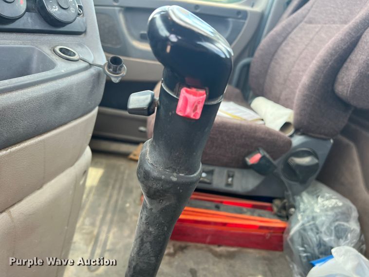 image for item DS8325 2010 Freightliner Cascadia  semi truck