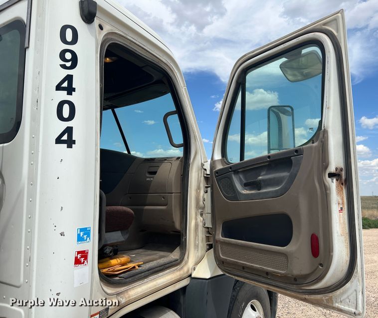 image for item DS8325 2010 Freightliner Cascadia  semi truck