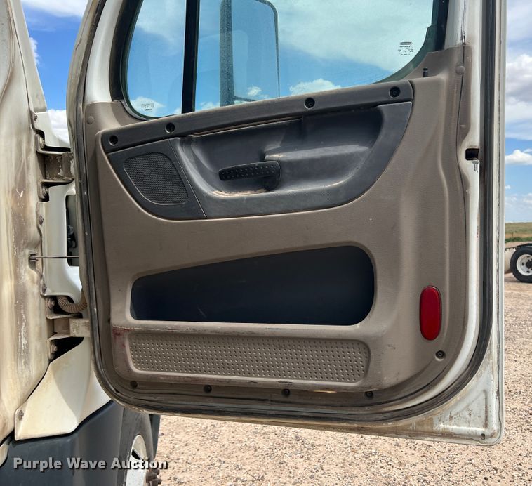 image for item DS8325 2010 Freightliner Cascadia  semi truck