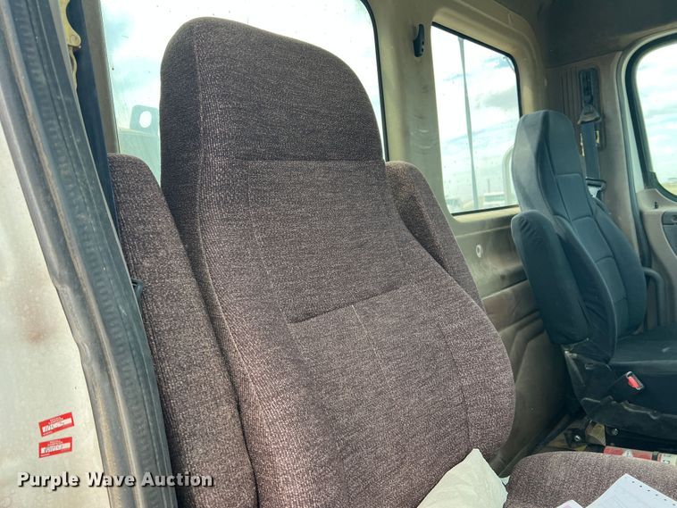 image for item DS8325 2010 Freightliner Cascadia  semi truck