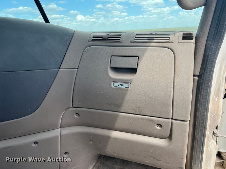 image for item DS8325 2010 Freightliner Cascadia  semi truck