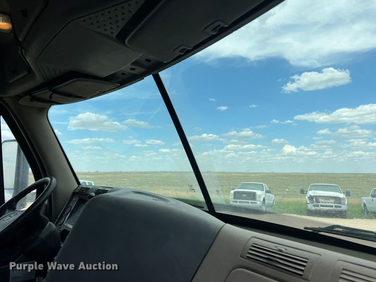 image for item DS8325 2010 Freightliner Cascadia  semi truck