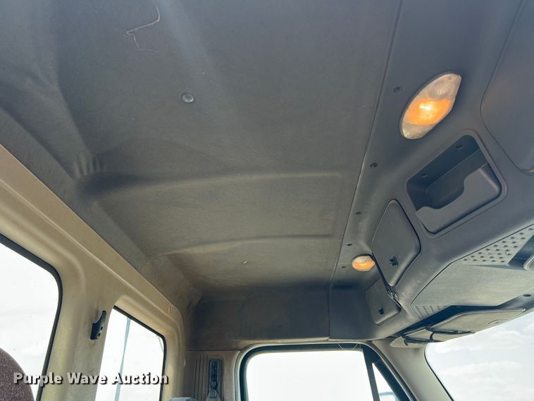 image for item DS8325 2010 Freightliner Cascadia  semi truck