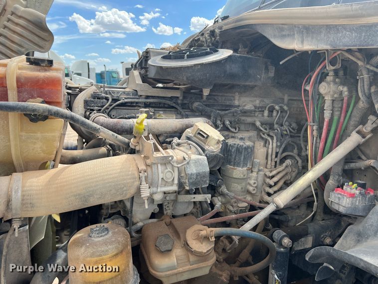 image for item DS8325 2010 Freightliner Cascadia  semi truck