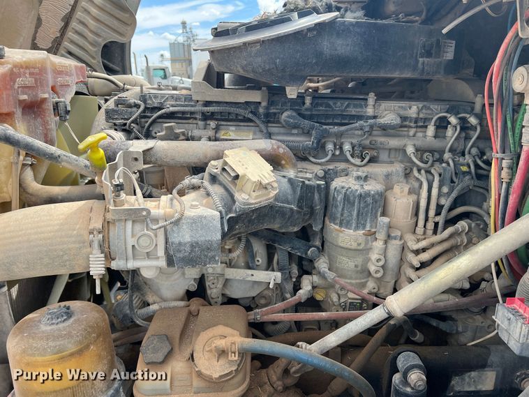 image for item DS8325 2010 Freightliner Cascadia  semi truck