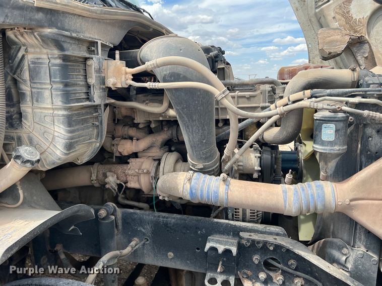 image for item DS8325 2010 Freightliner Cascadia  semi truck