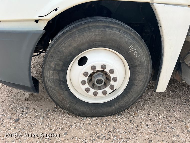 image for item DS8325 2010 Freightliner Cascadia  semi truck