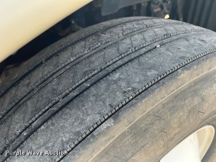 image for item DS8325 2010 Freightliner Cascadia  semi truck