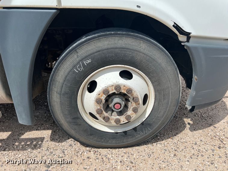 image for item DS8325 2010 Freightliner Cascadia  semi truck