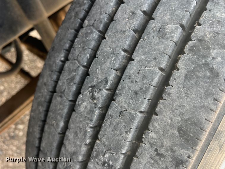 image for item DS8325 2010 Freightliner Cascadia  semi truck