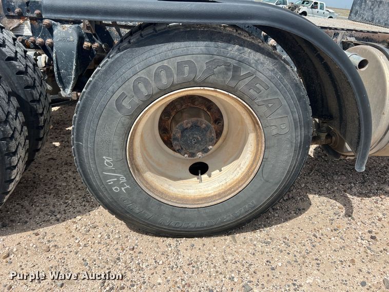 image for item DS8325 2010 Freightliner Cascadia  semi truck