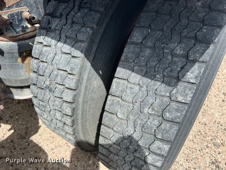 image for item DS8325 2010 Freightliner Cascadia  semi truck