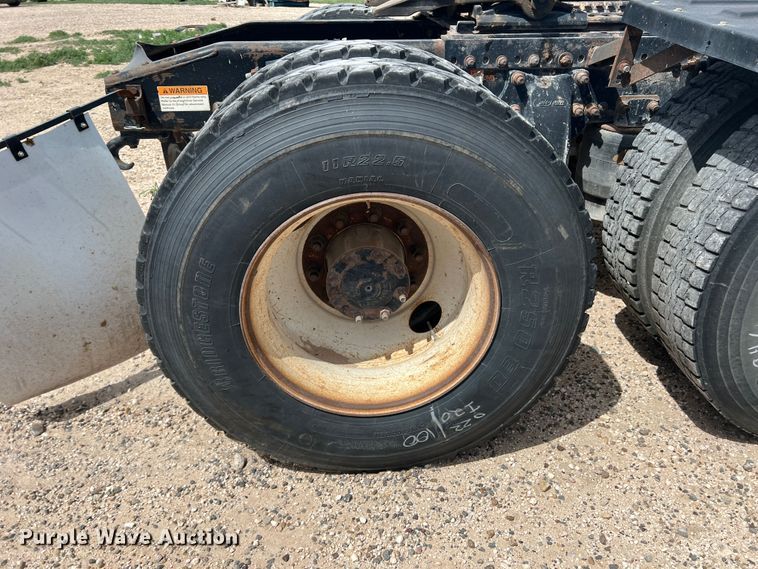 image for item DS8325 2010 Freightliner Cascadia  semi truck