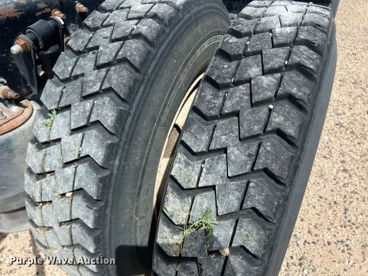 image for item DS8325 2010 Freightliner Cascadia  semi truck