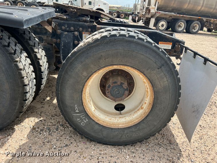 image for item DS8325 2010 Freightliner Cascadia  semi truck