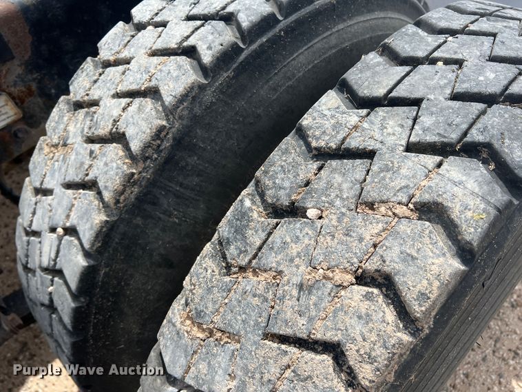 image for item DS8325 2010 Freightliner Cascadia  semi truck