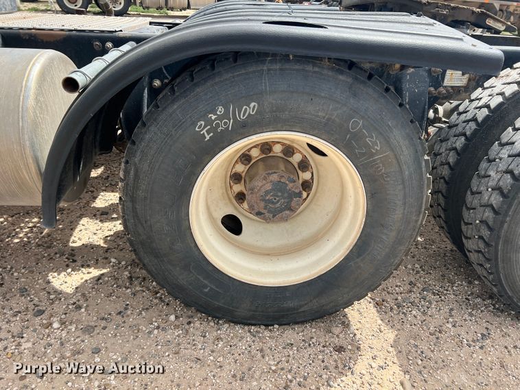 image for item DS8325 2010 Freightliner Cascadia  semi truck