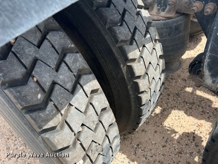 image for item DS8325 2010 Freightliner Cascadia  semi truck